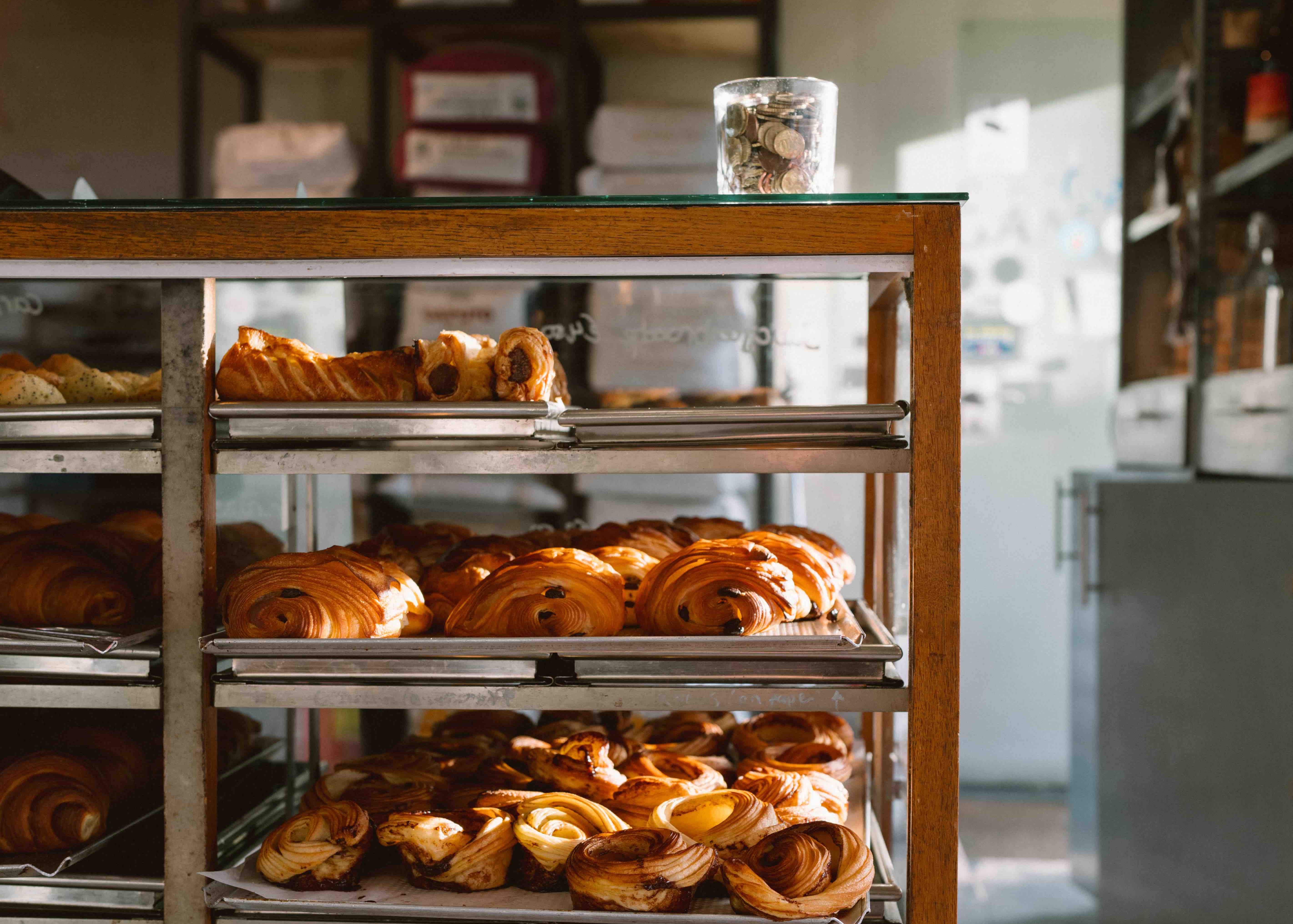 Kometen Brood opent een grootse bakkerij én een mini broodloket Kometen Brood opent een grootse bakkerij én een mini broodloket